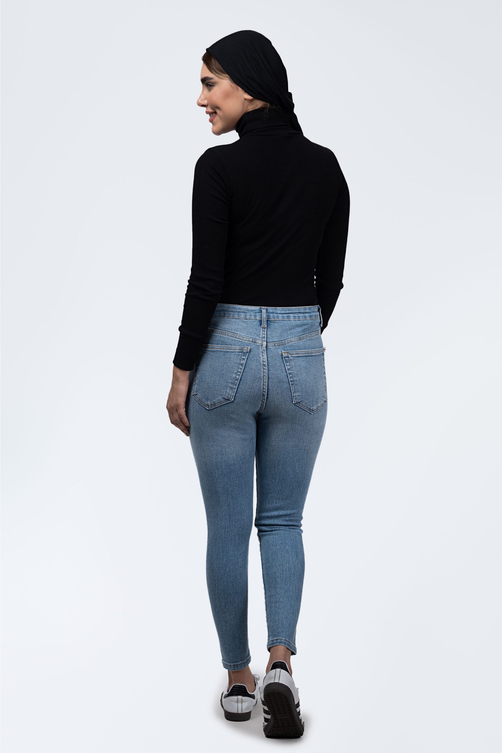 پشت شلوار جین اسکینی زاپ دار آبی وسط