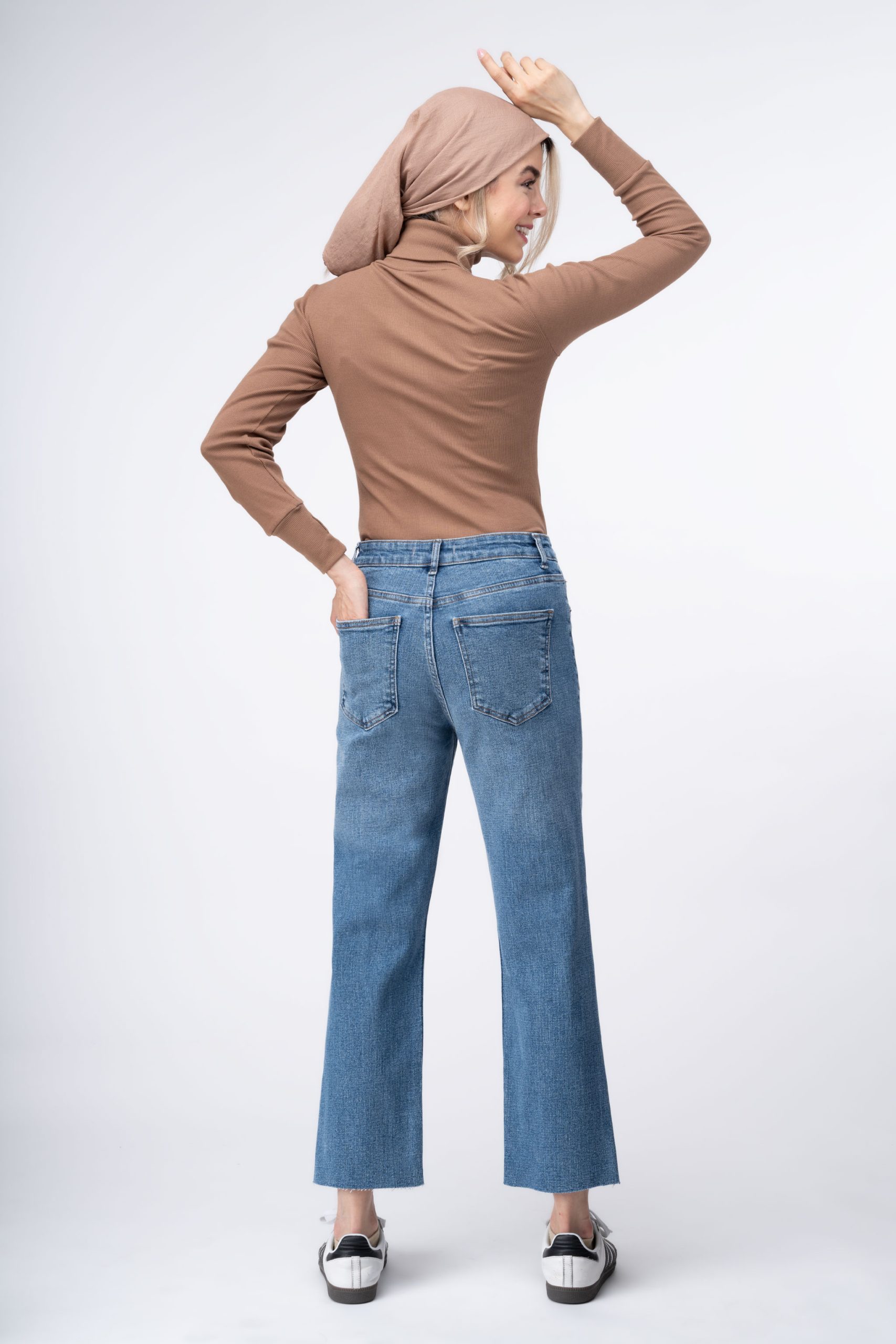 پشت شلوار جین واید دمپاکات آبی وسط