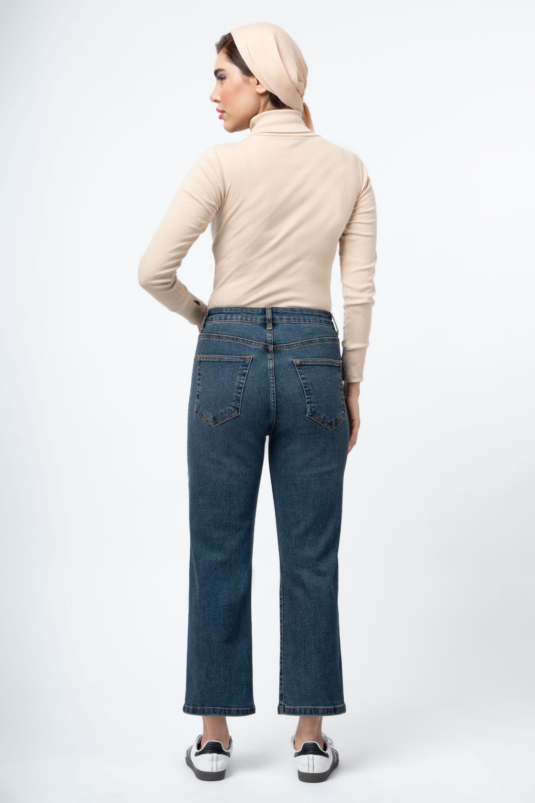 پشت شلوار جین راسته فیت (Straight Fit) آبی تیره کثیف شور