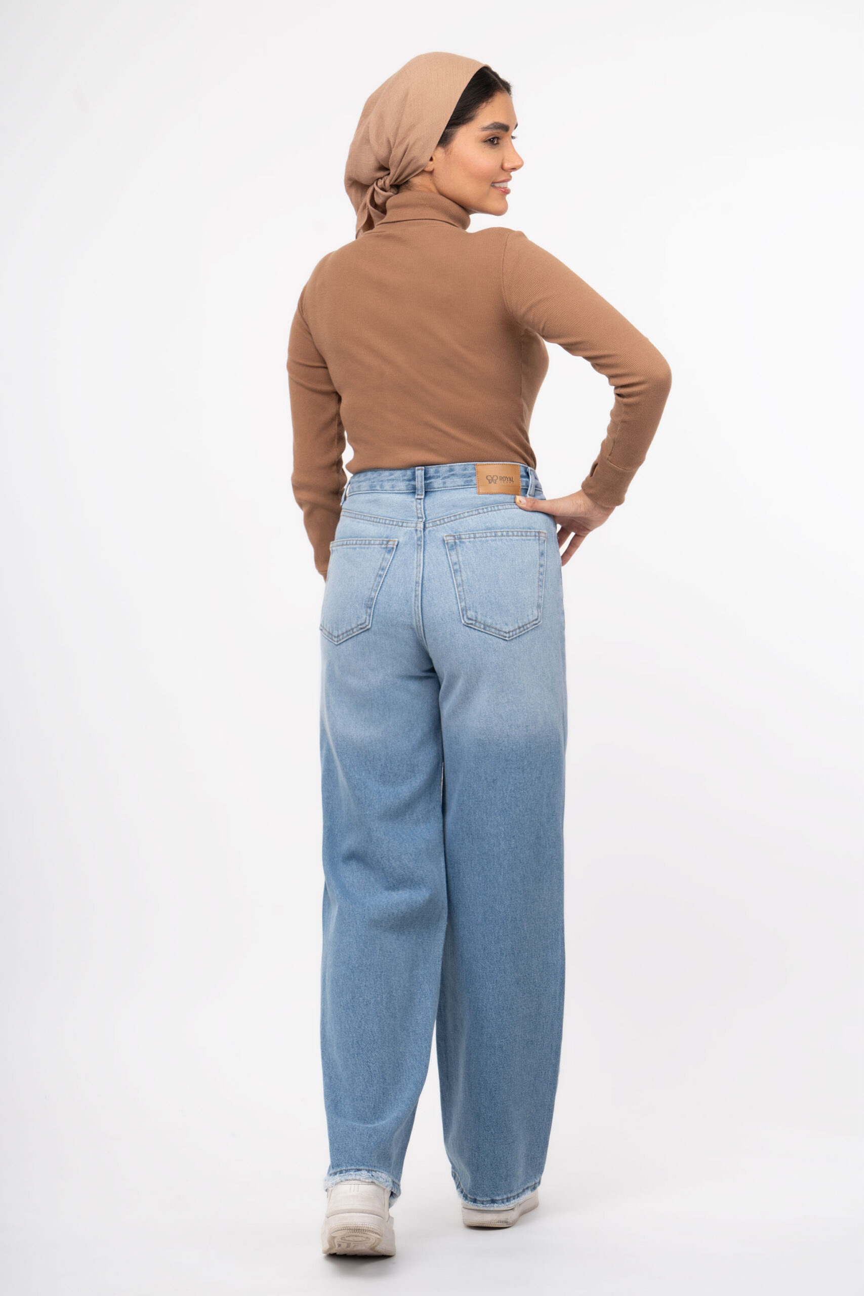 پشت شلوار جین نیم بگ دم‌پا زاپ آبی روشن