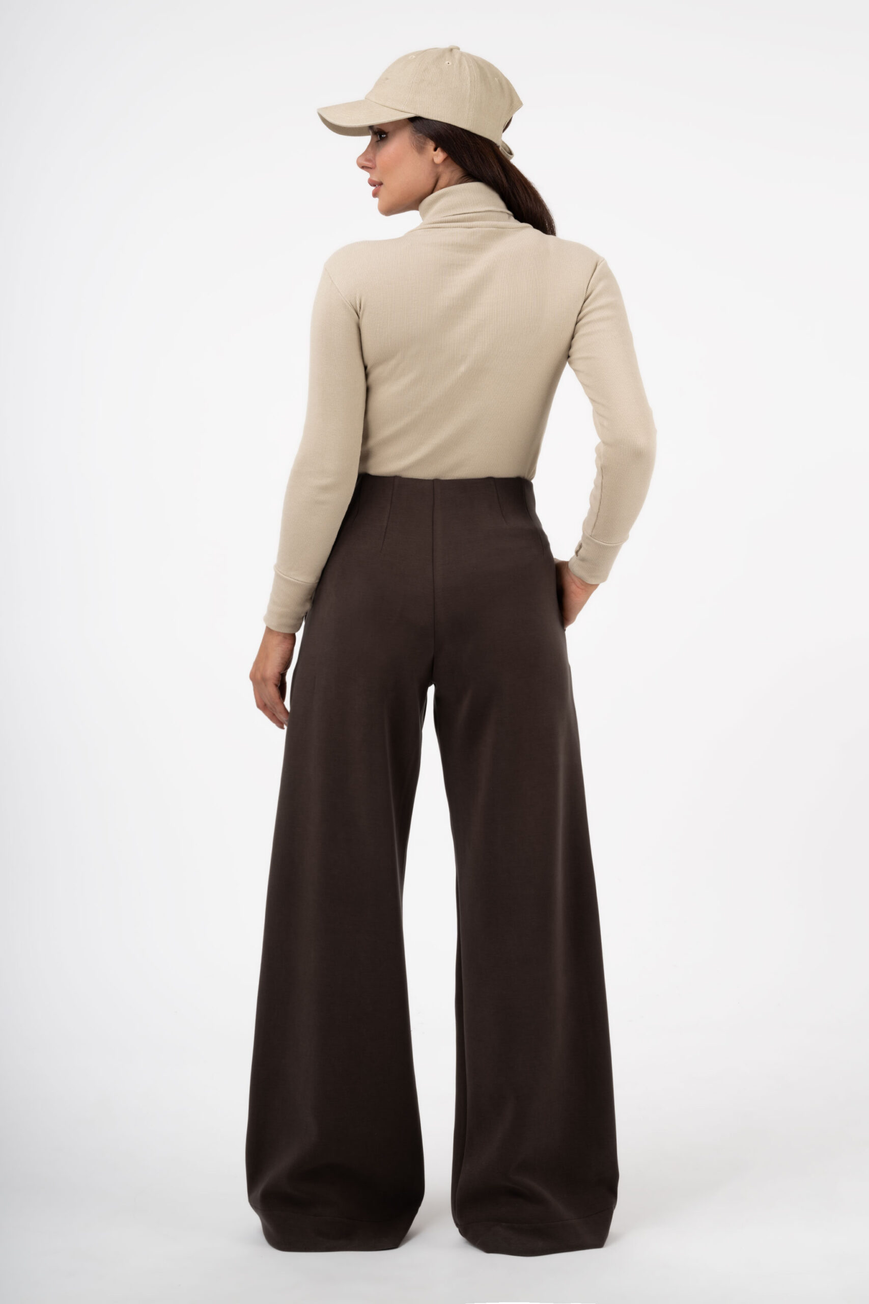 پشت شلوار اویشو قهوه‌ای سوخته